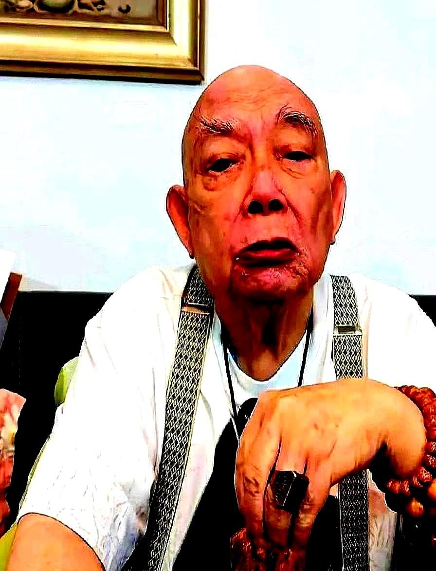 76岁的黄一飞抢不到票，对着镜头直接喊话：“星仔，给我留两张票。”这声“星仔