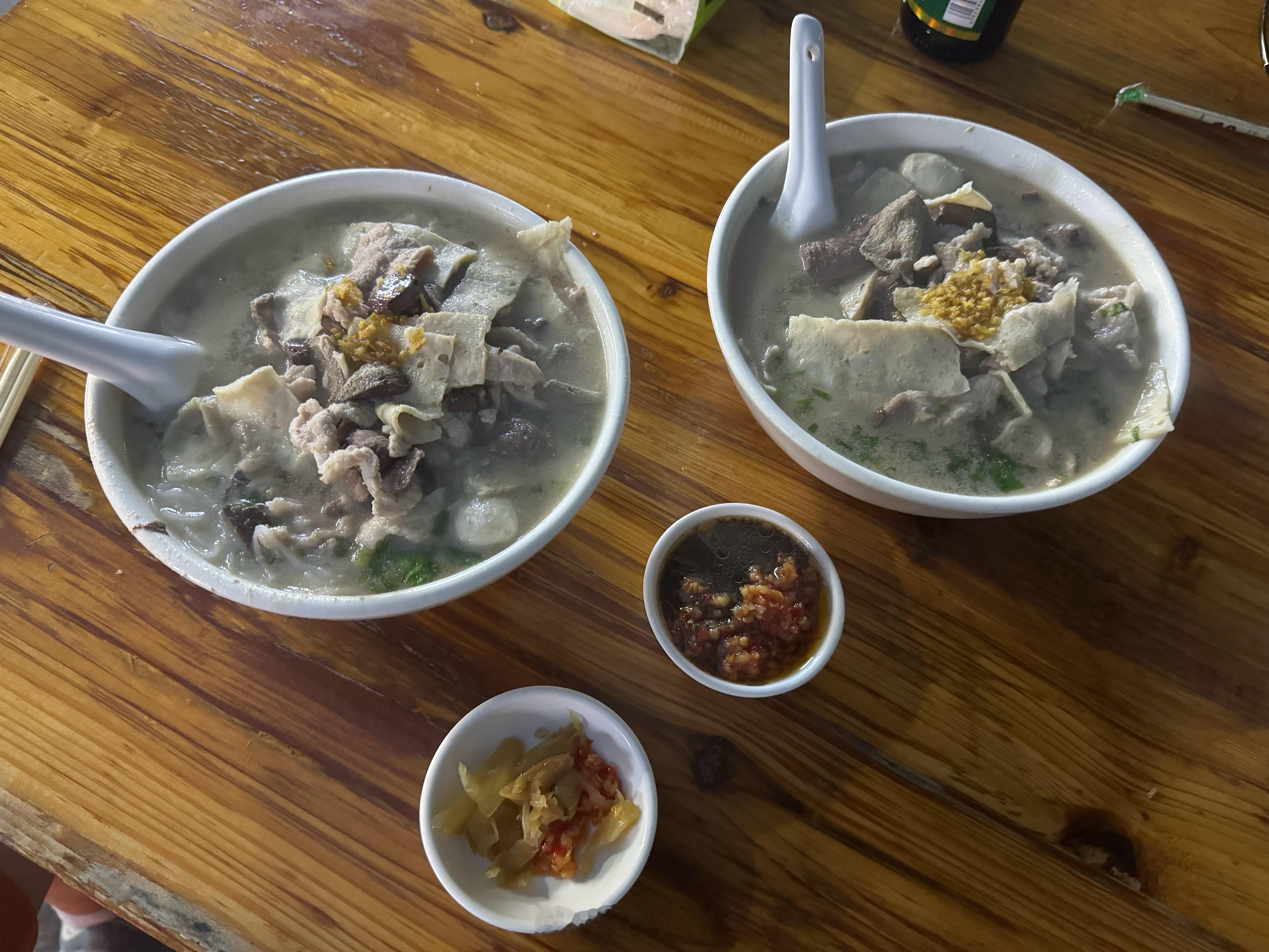 感受一下15/份的潮汕猪杂汤米粉这家店的生意极其火爆一到饭点排个十几二十分钟都是