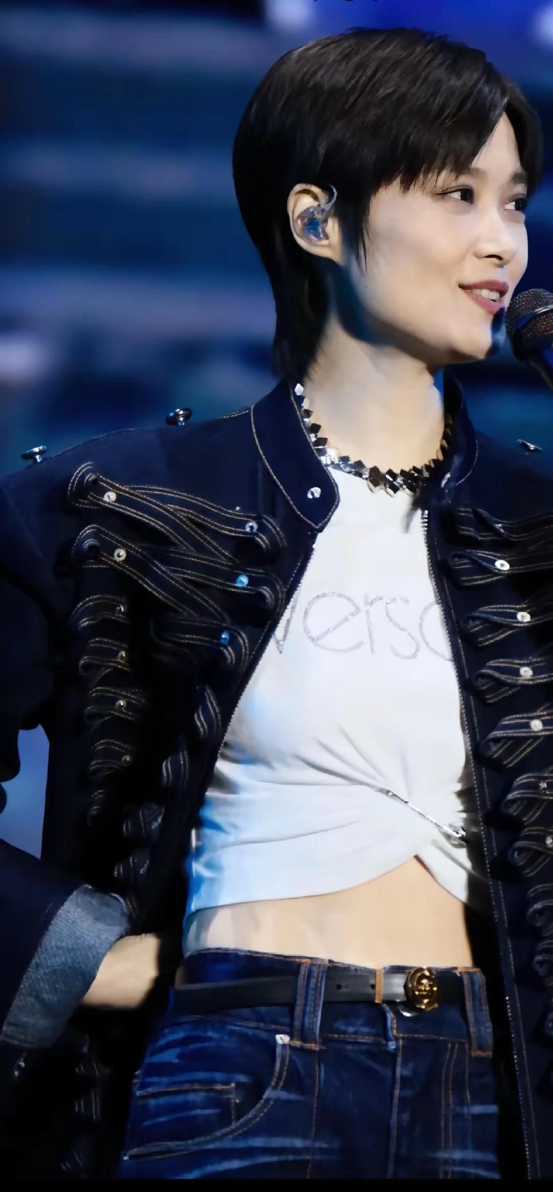 李宇春走红二十年了，这么多年长盛不衰的选秀女生也就她了吧！许多人都想不明白她为什