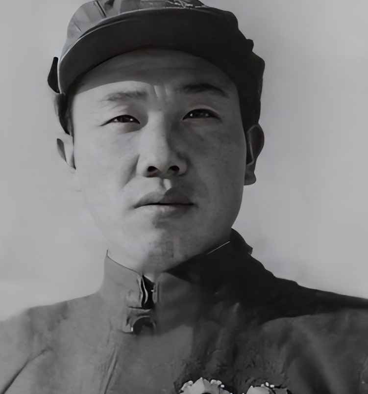 1950年11月29日，一个志愿军排长无视上级命令，弃守高地，放走美军50多辆坦