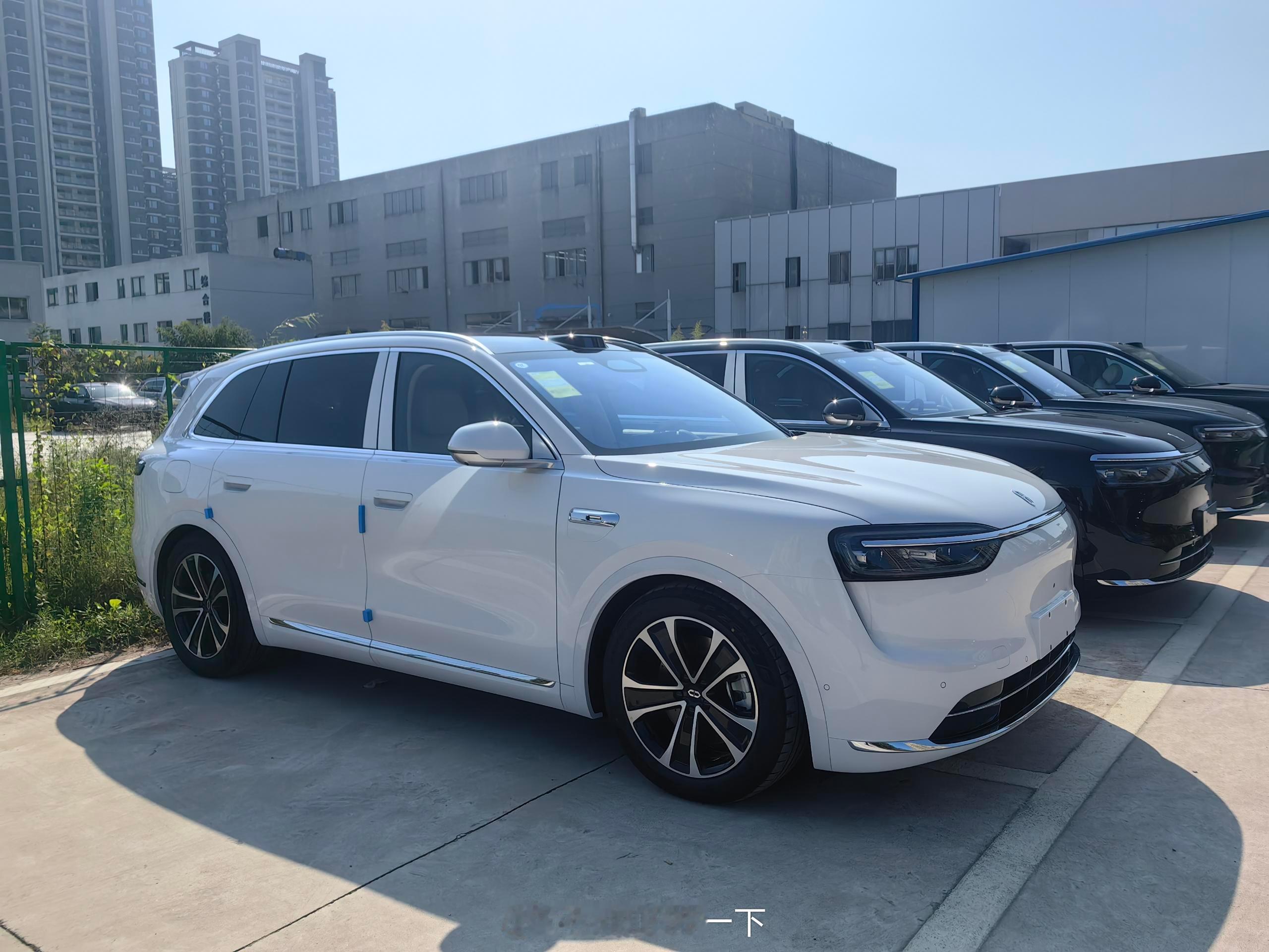 本周上三休一我的全新问界M7已经到店，准备周日去提车，白色真的好显大，准备开两年