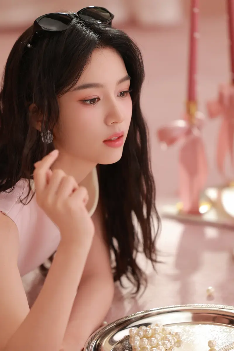 周也戴细框金属眼镜知性优雅穿粉裙尽显文艺少女感