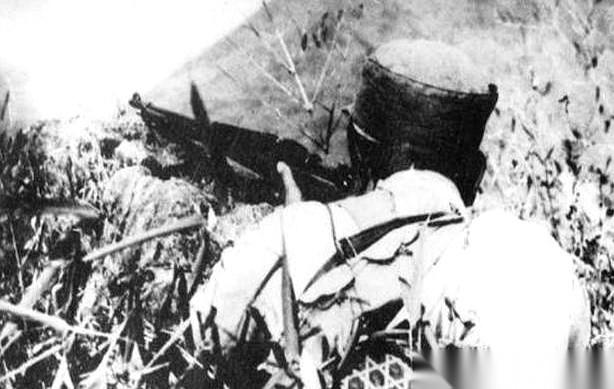 “就我一个？”对面的人，是他的上级，声音压得很低：“还有两个重伤员。”我每