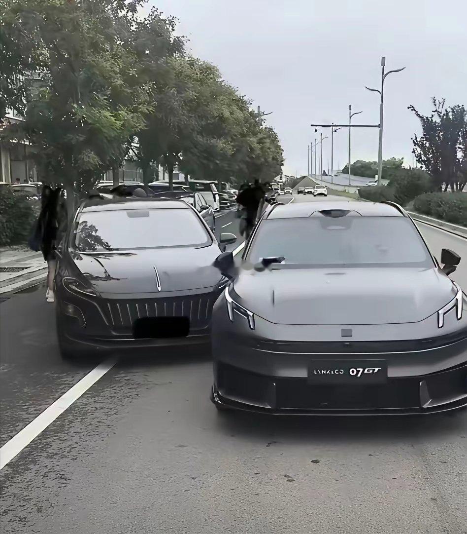 心疼任贤齐一秒钟，因为他提的领克07GT刚上路就被人刮蹭了，看得出齐哥是真心喜欢