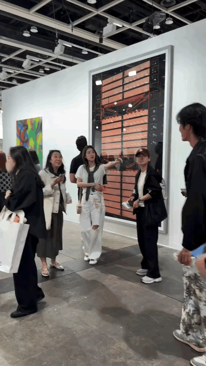 谁能想到，章泽天看见同龄帅哥，眼里也会瞬间亮起来，眼神藏不住的灵动✨爱美之