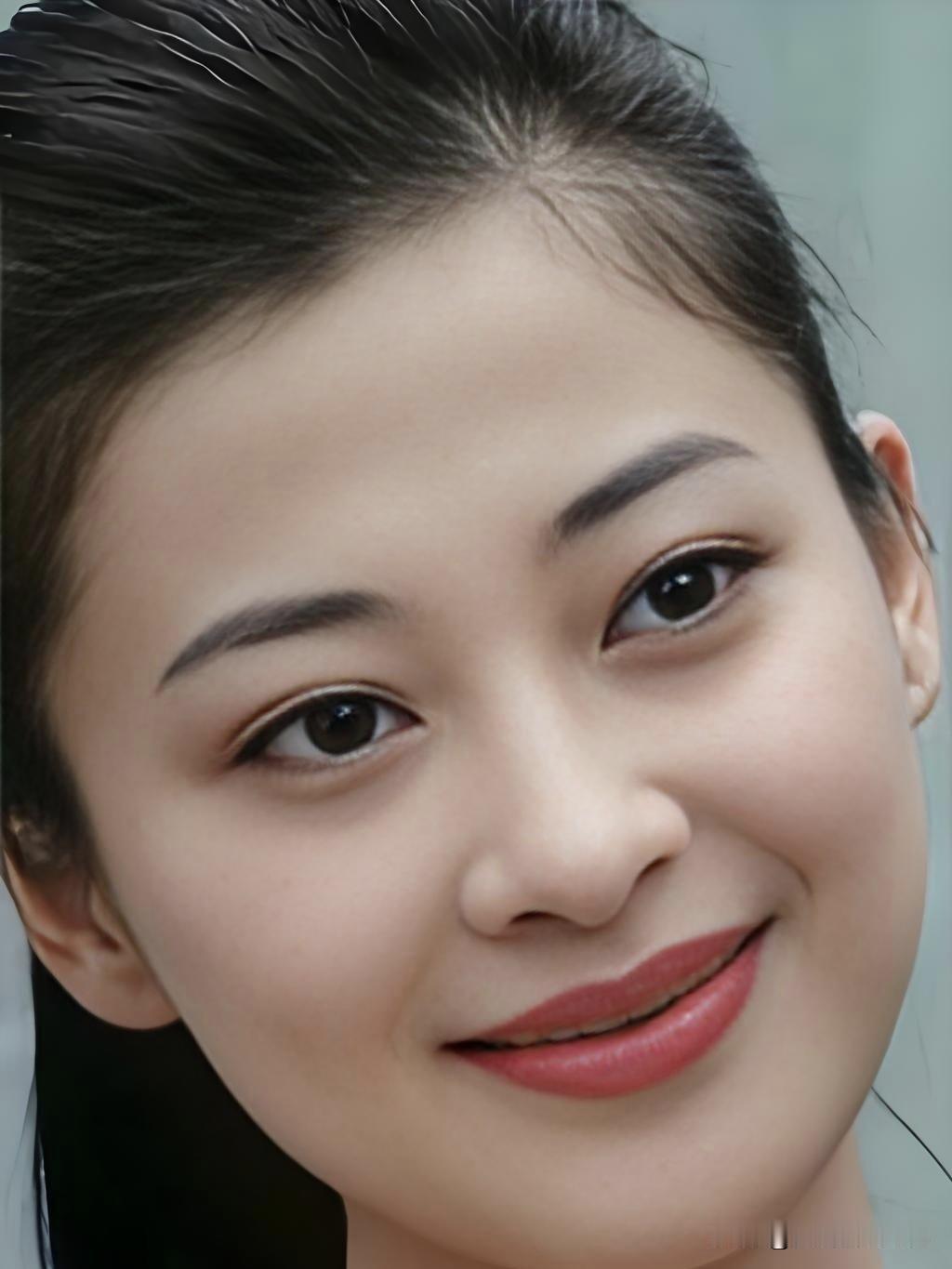 岁月从不败美人，梅婷用演技惊艳时光。她从容通透，不惧岁月痕迹，将烟火日常过得温柔
