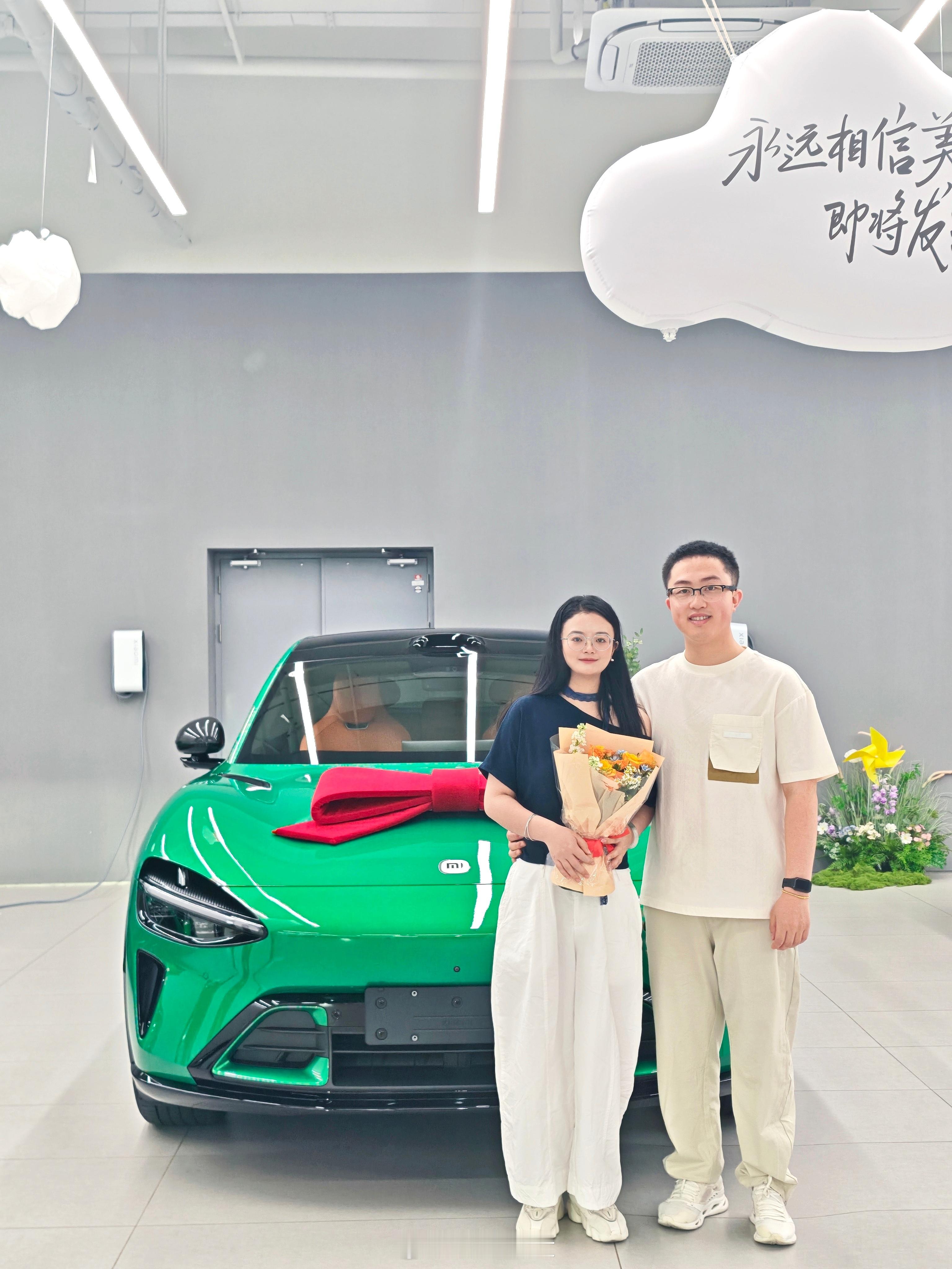 今天提车啦！SU7+YU7双持，一往无前！PS：交付中心小姐姐知道我没吃早饭，还