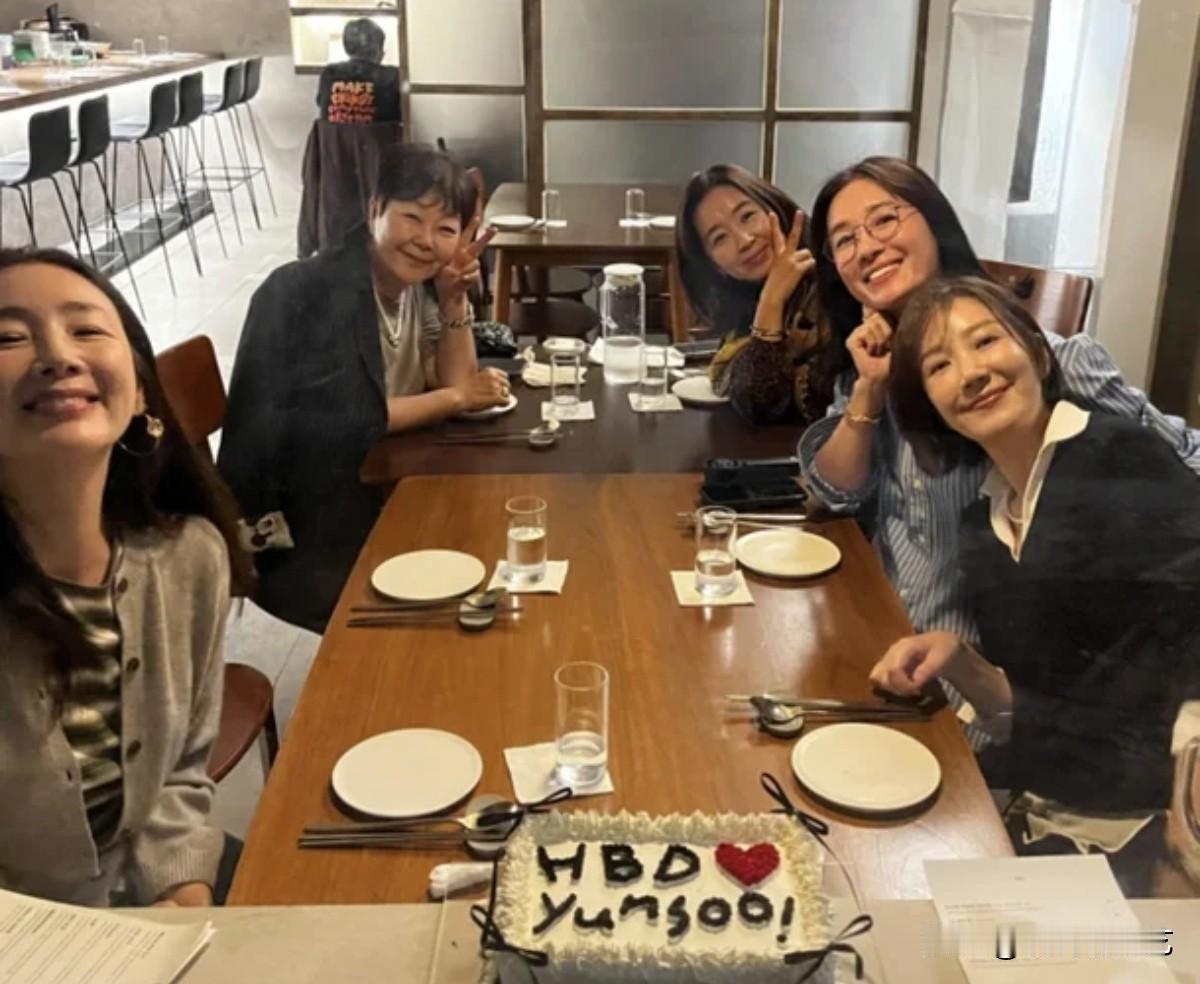 近日，演员崔智友通过Instagram上发布了多张照片。公开的照片中，演员尹宥善