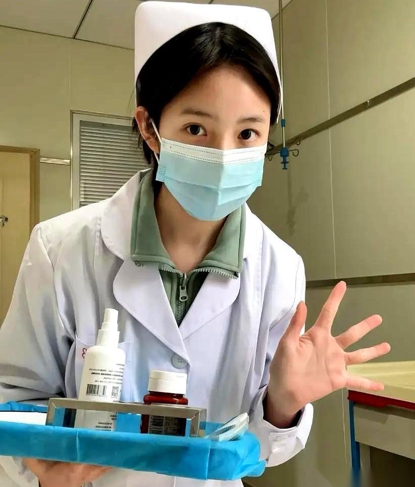 有哥们儿谈了个护士女友，才热乎三个月，就给分了。不是不爱，也不是吵架。他说，再