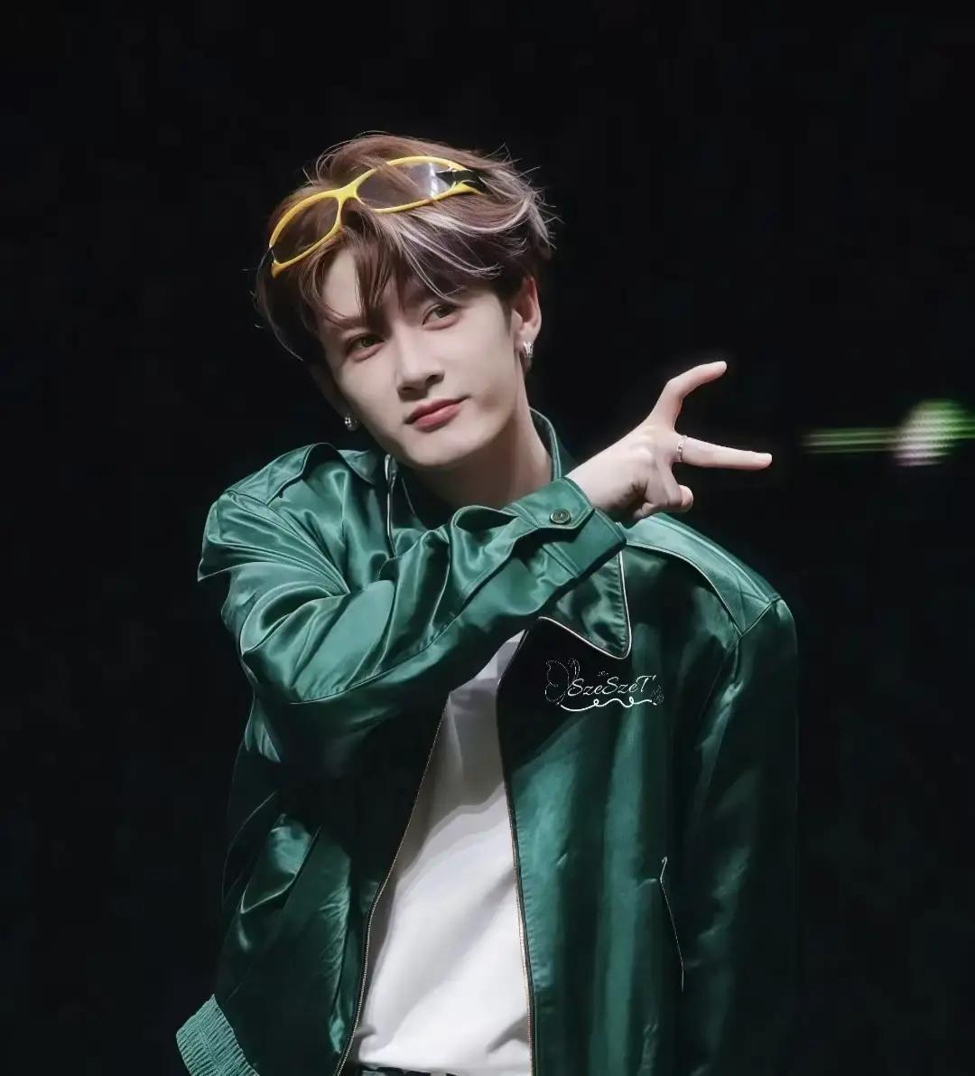 檀健次刚凭《长相思》火出圈，黑料就排着队冒出来。去年下半年最夸张，豆瓣突然冒出