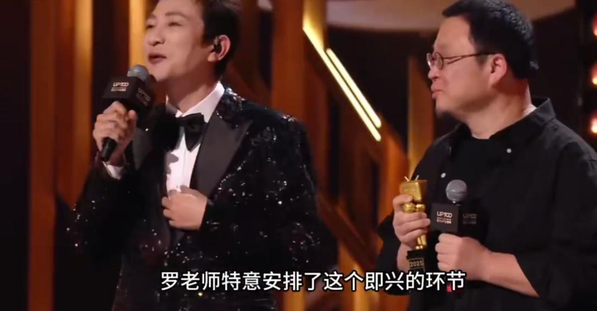 奖杯头砸在地上的声音比掌声更响。金属凄鸣，聚光灯下碎片溅开——2026年百大U