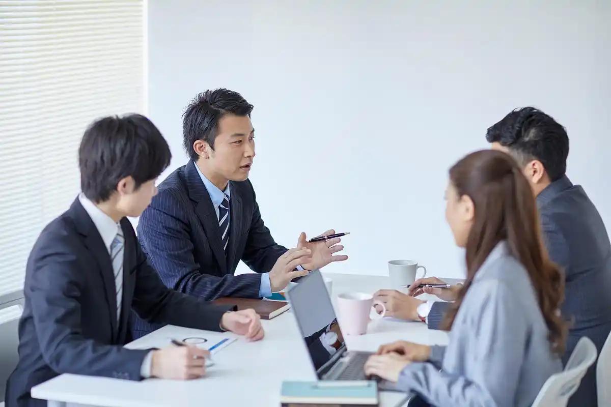 职场和同事相处最忌讳这5件事，越早避开越不吃亏职场打拼，专业能力决定下限，