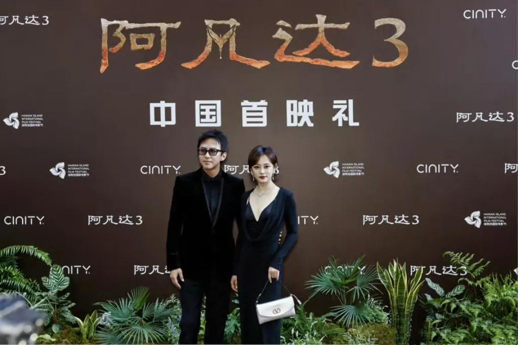 邓超孙俪携手出席《阿凡达3》首映礼！12月8日，邓超、孙俪夫妇现身三亚，出席《