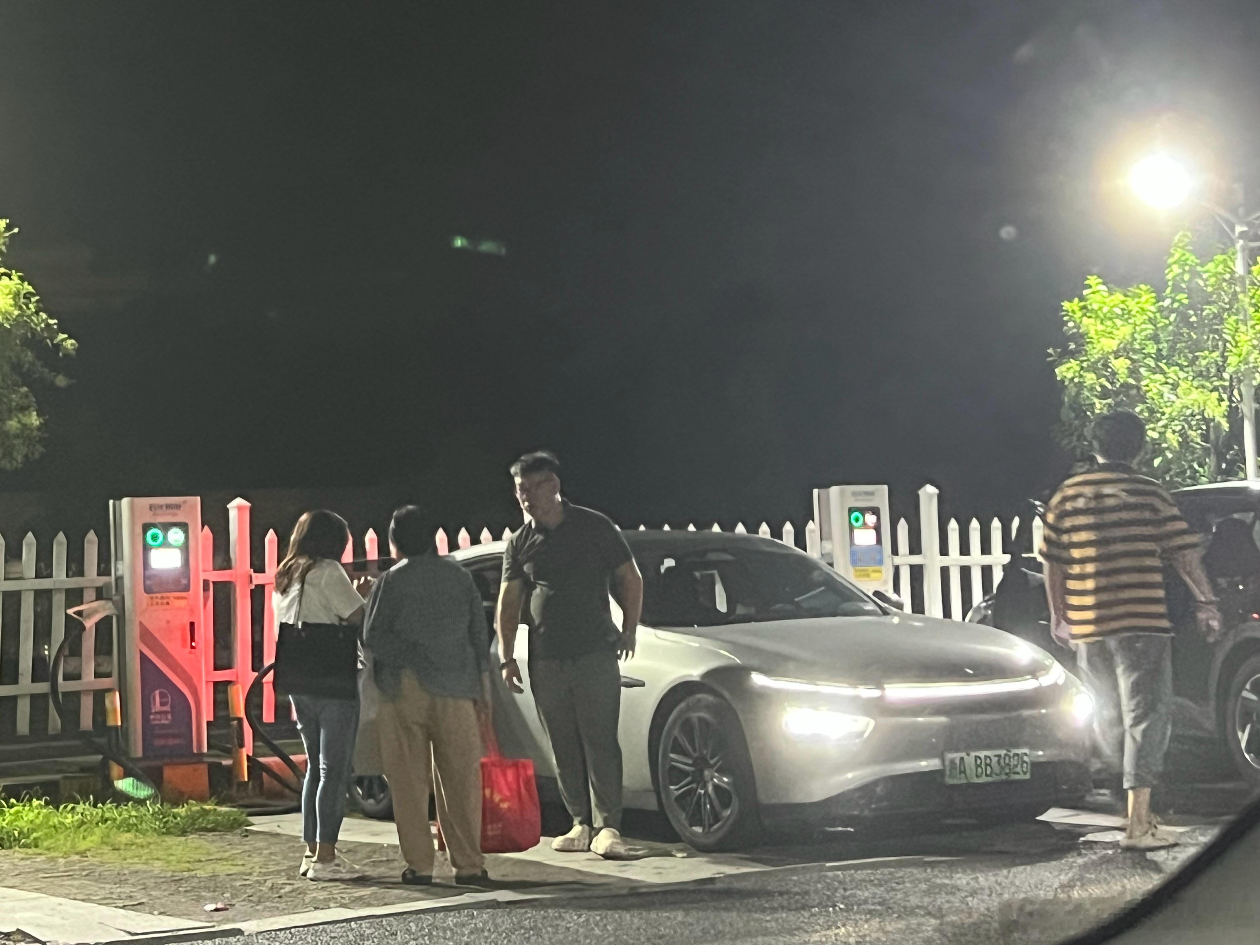 人生百态之：我来充电的时候这个顺风车，乘客和司机因为10块钱高速费争论现在我冲完