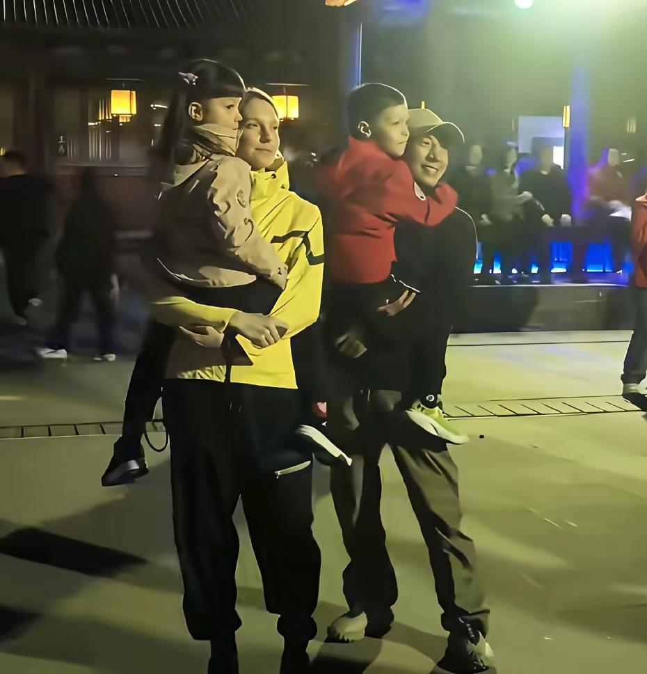 撒贝宁一家颜值真高。两个孩子都像妈妈。