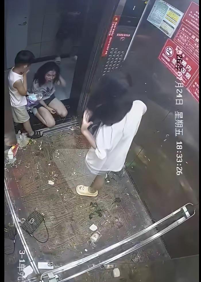 “电梯大战”中的家长是典型的“霸道带出熊孩子”。现在很多家长，看似也重视孩子的