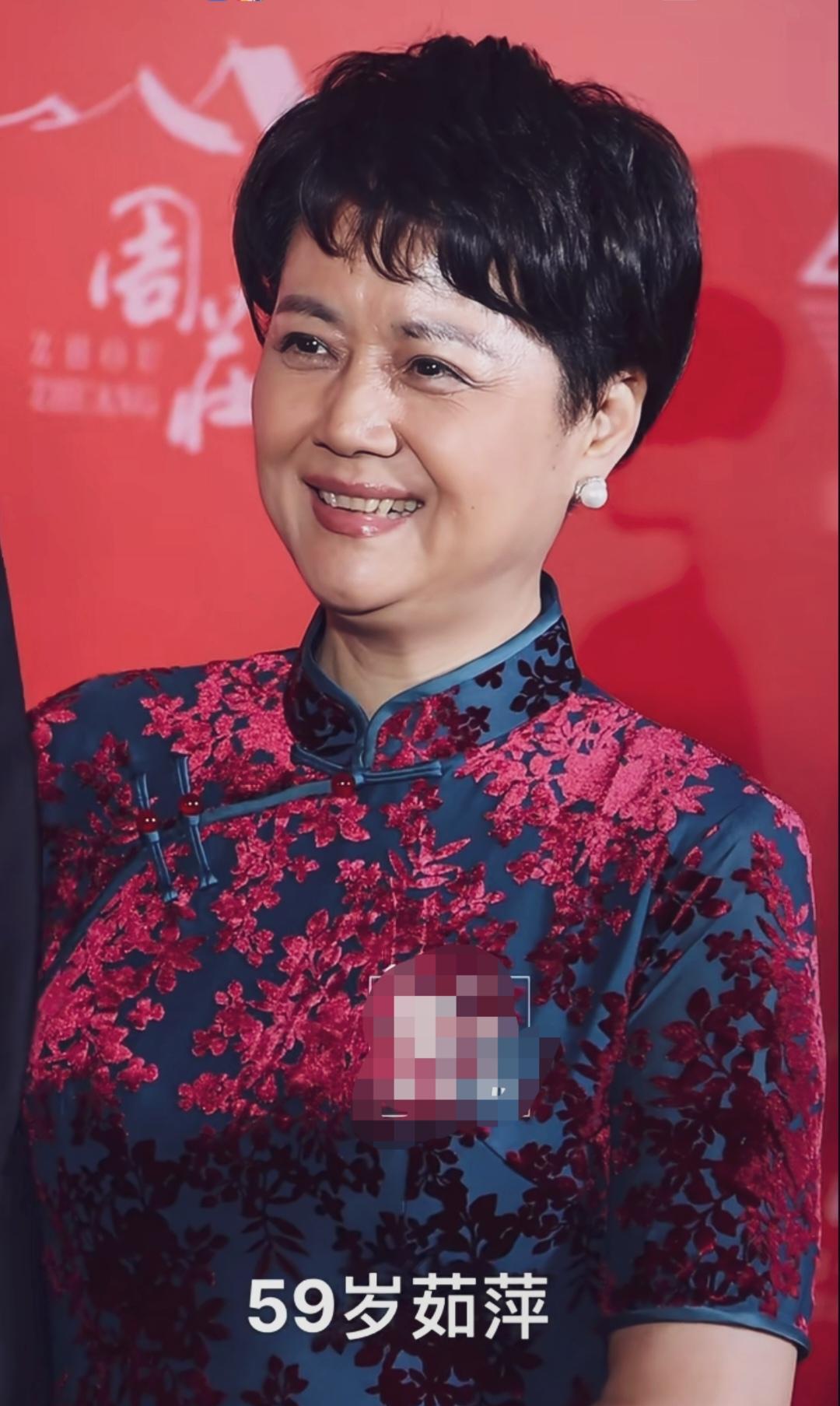 59岁茹萍罕见露面，黑底红花金丝绒旗袍，短发造型，面色红润，一看就是满脸的幸福！