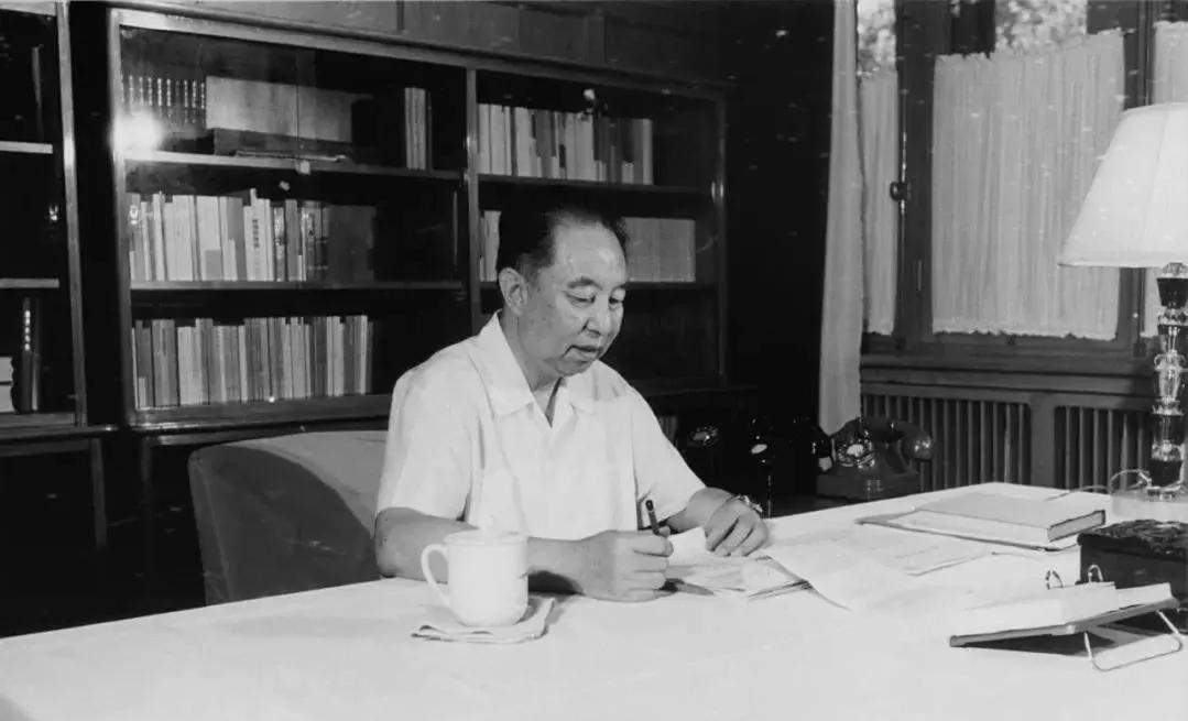 1978年6月华国锋主席在批阅文件。