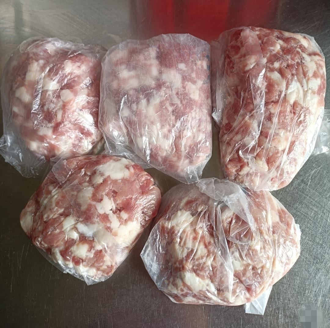 今天中午去市场买了点菜和肉，比在网上买便宜太多了！前段时间我的腰骨折了，基本