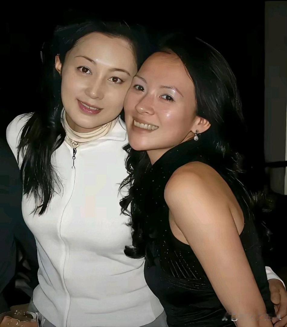 陈红章子怡素颜同框出镜，卸下精致妆容直面原相机，天然颜值状态格外耐看。