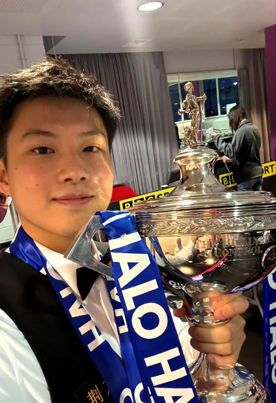 赵心童世锦赛奖金纳税22.4万英镑!据英国媒体《威尔士在线》报道，赵心童获得