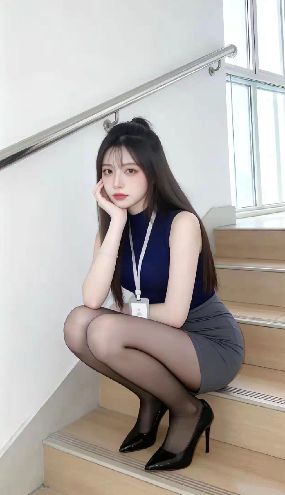 别总盼回头，回头皆是愁。深情被辜负，薄情最舒服。别问爱不爱，行动最实在