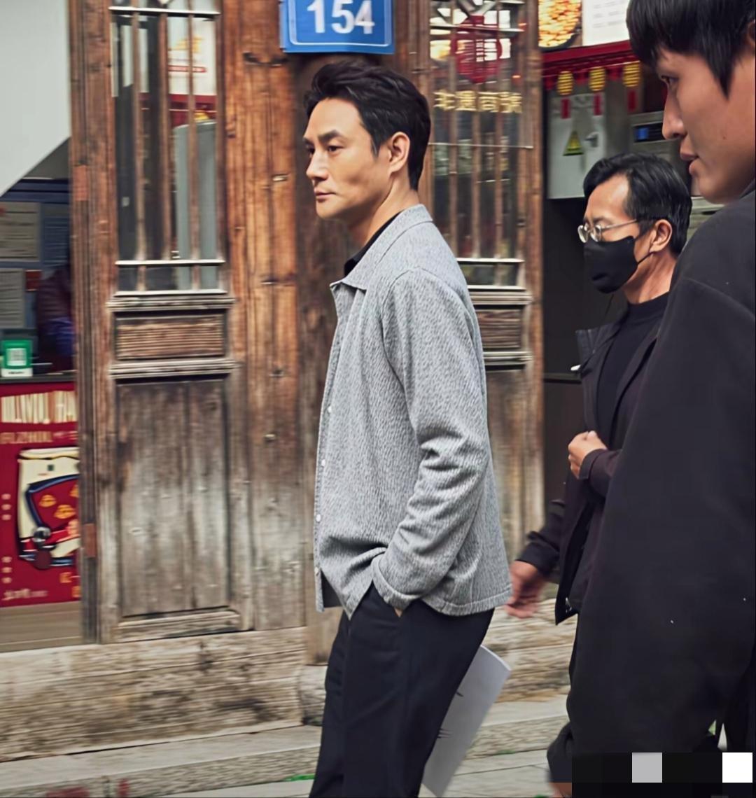 久未露面的王凯也肉眼可见的老了：虽然发型拉风，剑眉星眸，鼻似秀峰，但或许是过于清