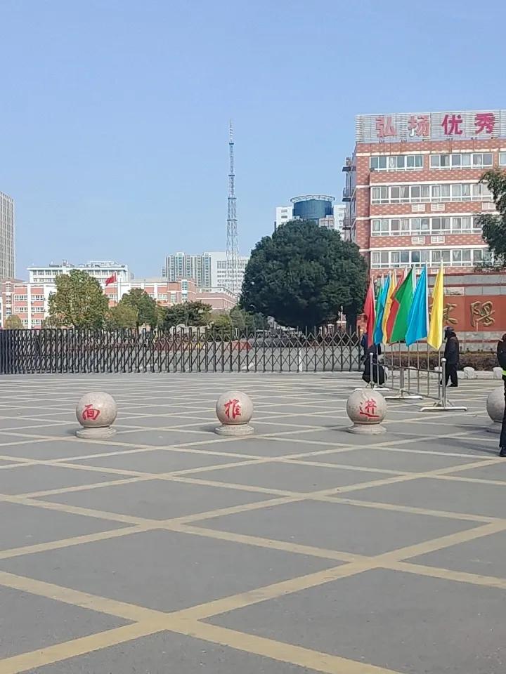 今天来接小朋友放学回家，来的有点早，小朋友还没有出校园！