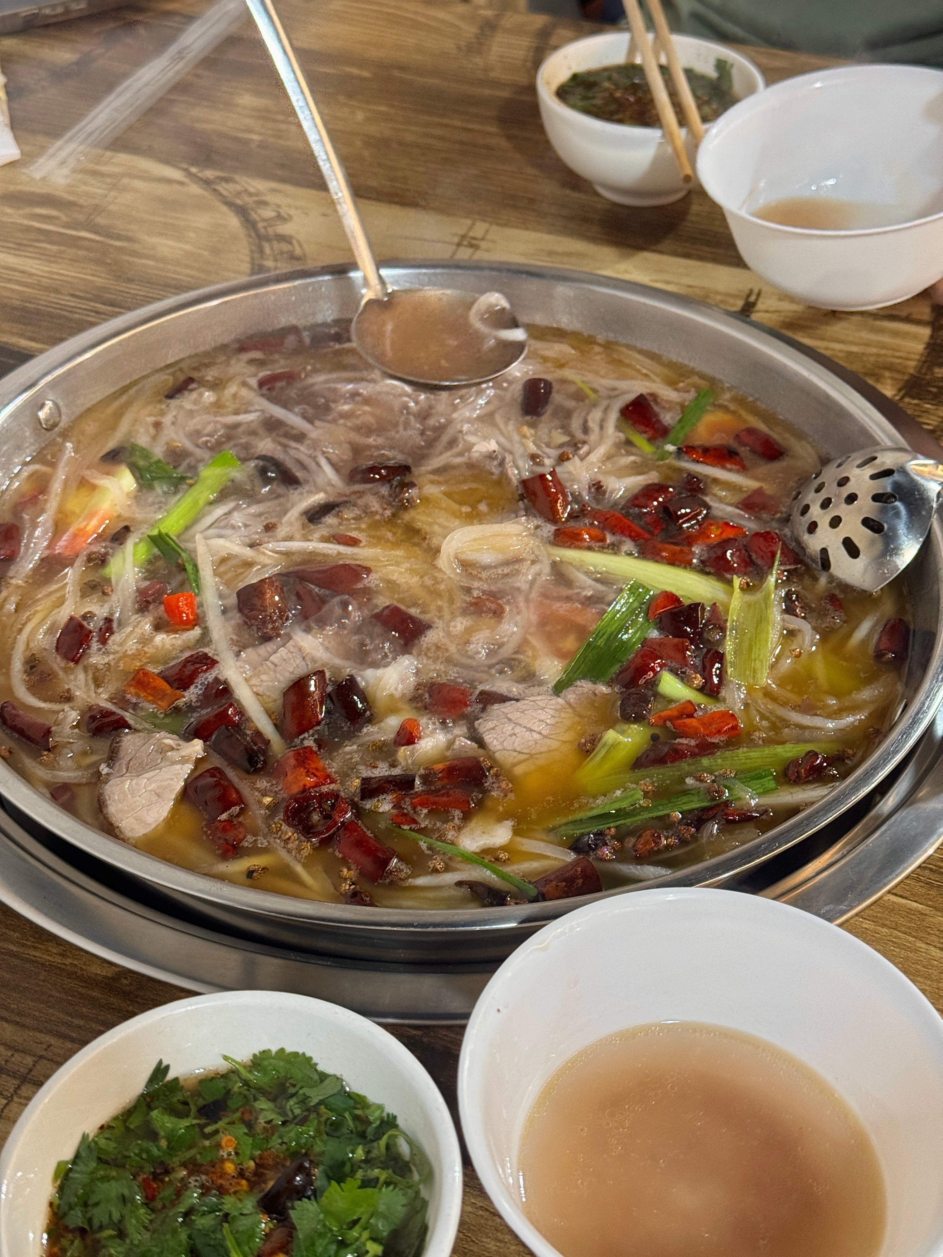 千里迢迢跑去瑶湖吃猪脚火锅。然后发现和上次在经开吃的是同一家人开的……行吧，感觉