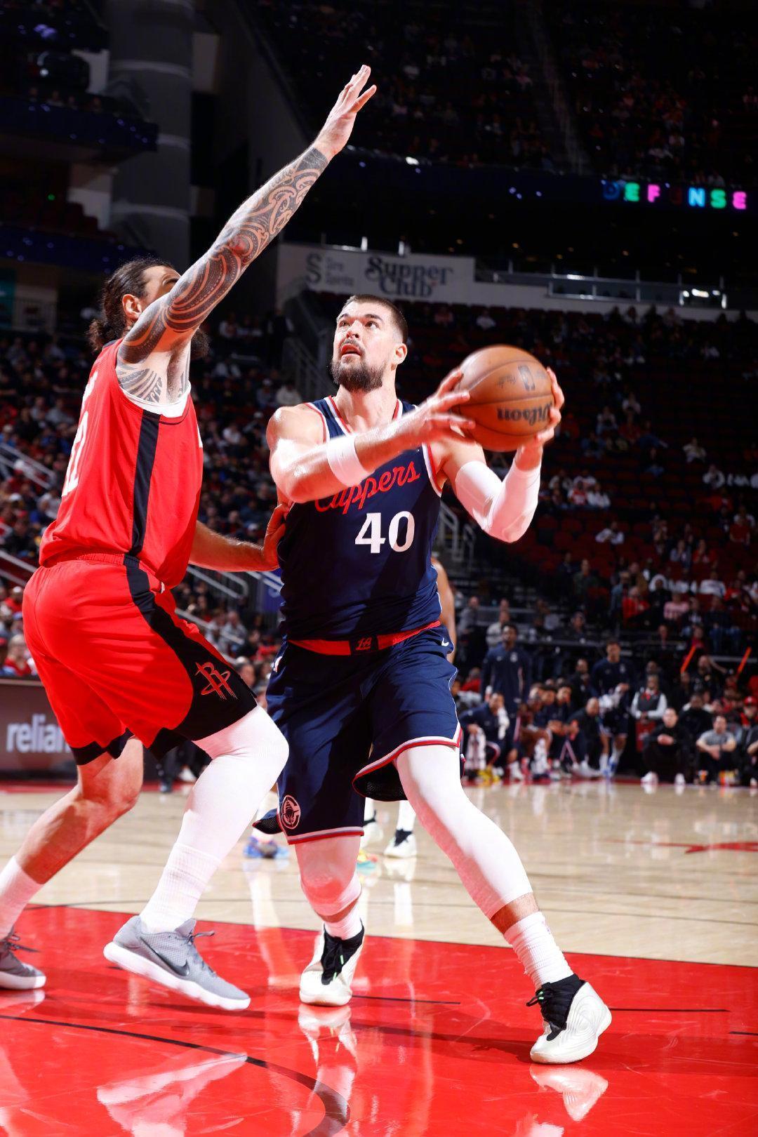 难怪祖巴茨的交易行情看涨！一个人去拼对面全队，说的不是别人，就是快船的祖巴茨。