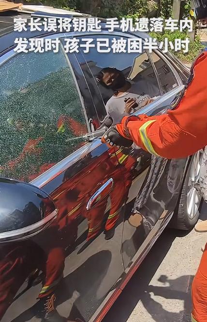 太揪心了！浙江温州一女子下车不慎把车钥匙手机落在车内，车门自动锁死，后排安全座椅