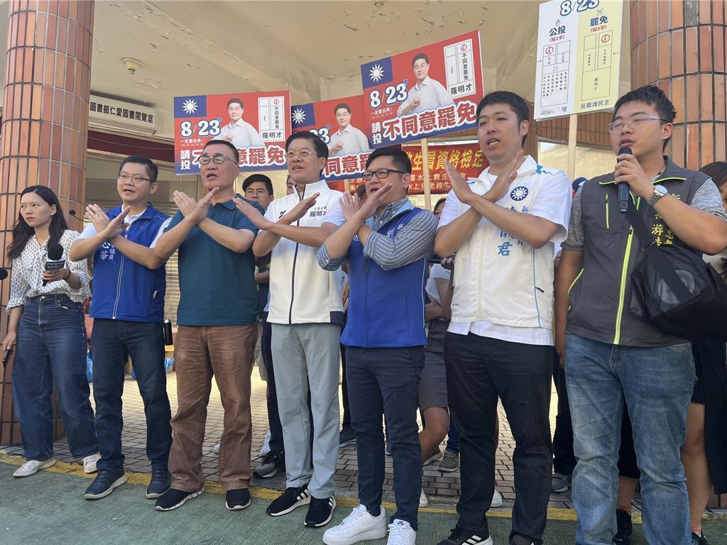 台北市副市长李四川今（16）日上午陪同国民党罗明才，到新北市新店区仁爱传统市场扫