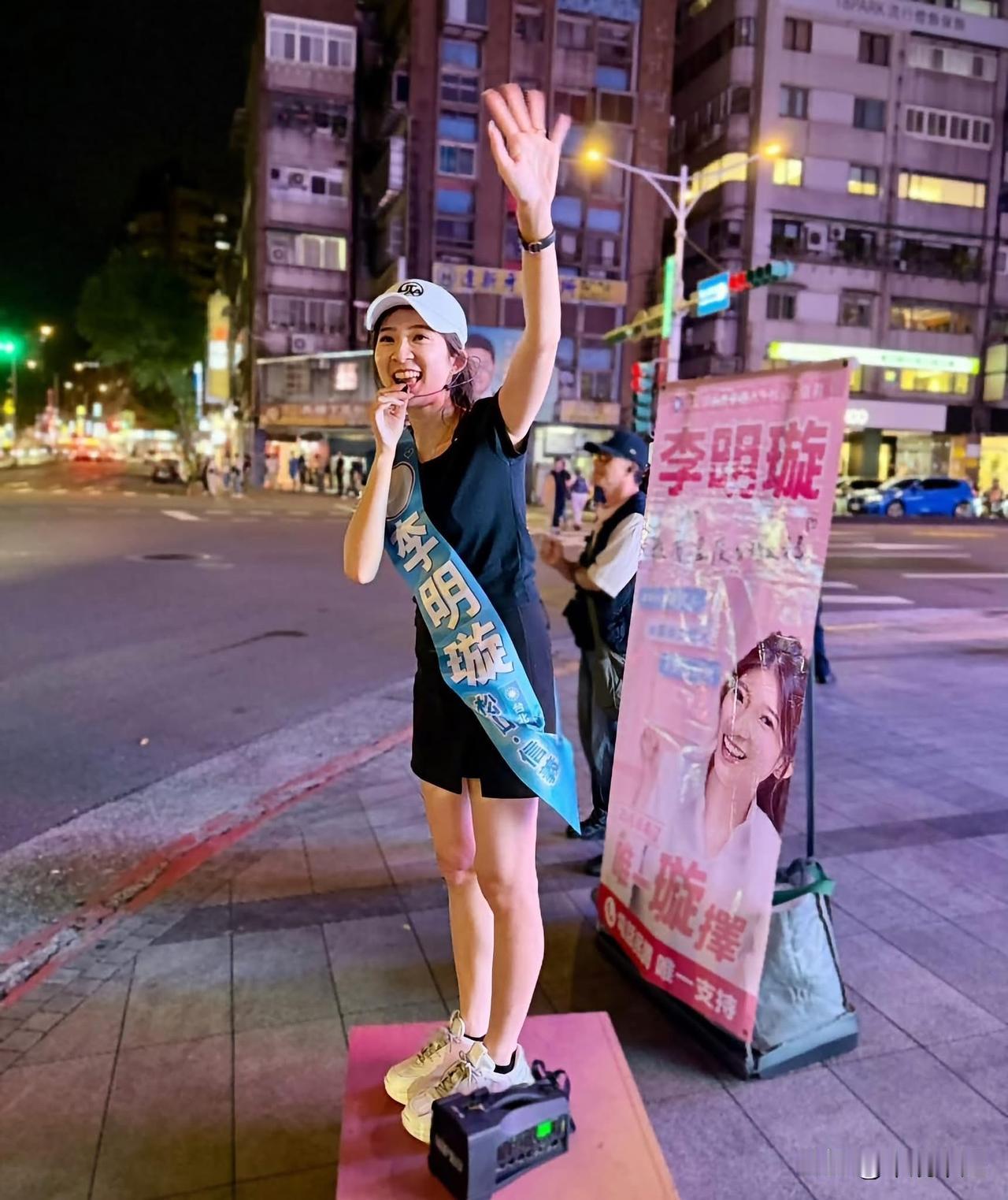 国民党前发言人、北京大学硕士李明璇今（8日）在脸书发文表示，今晚的车潮，感觉比平