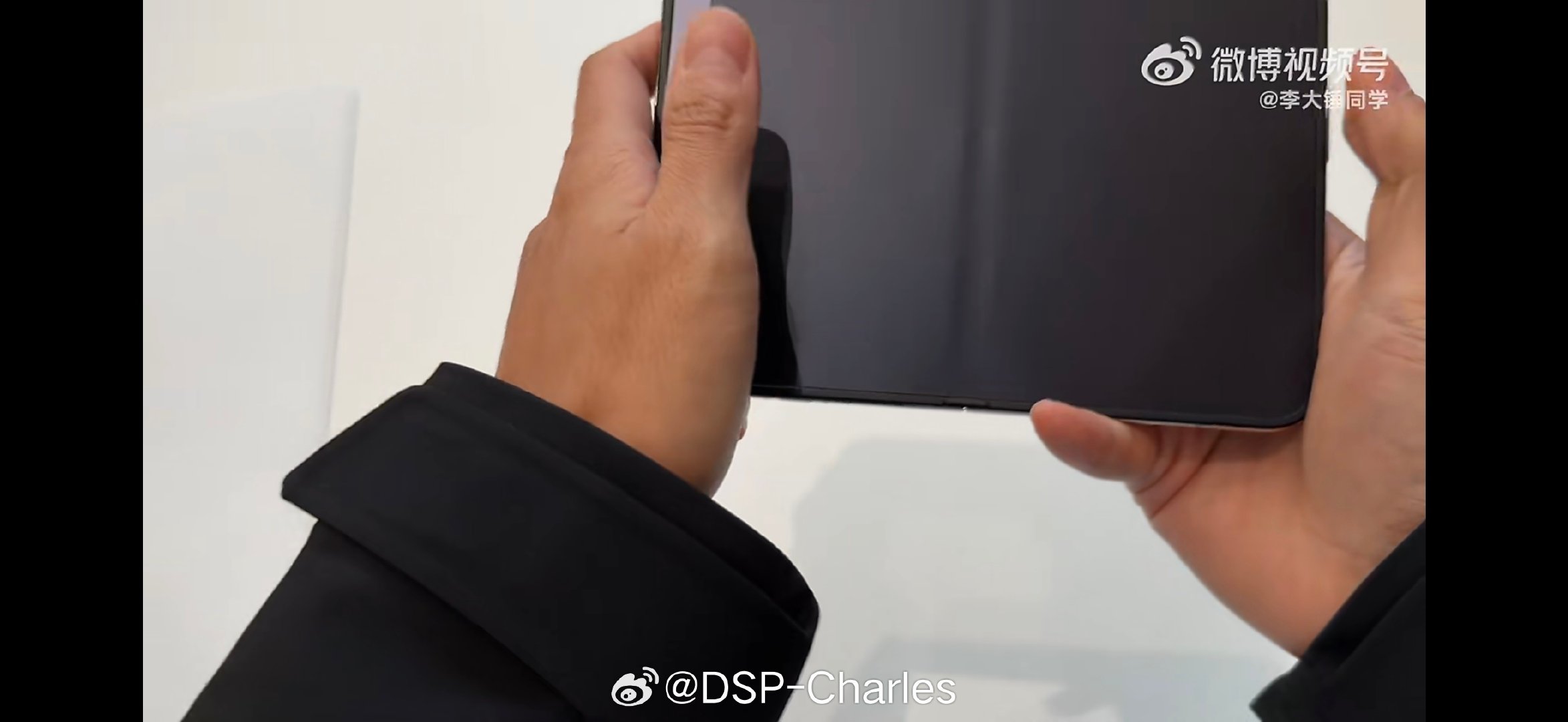 看起来iPhoneDuo的折痕表现并不太乐观，主要靠纳米玻璃雾面在视觉上减少光线反射。明明都做了屏下