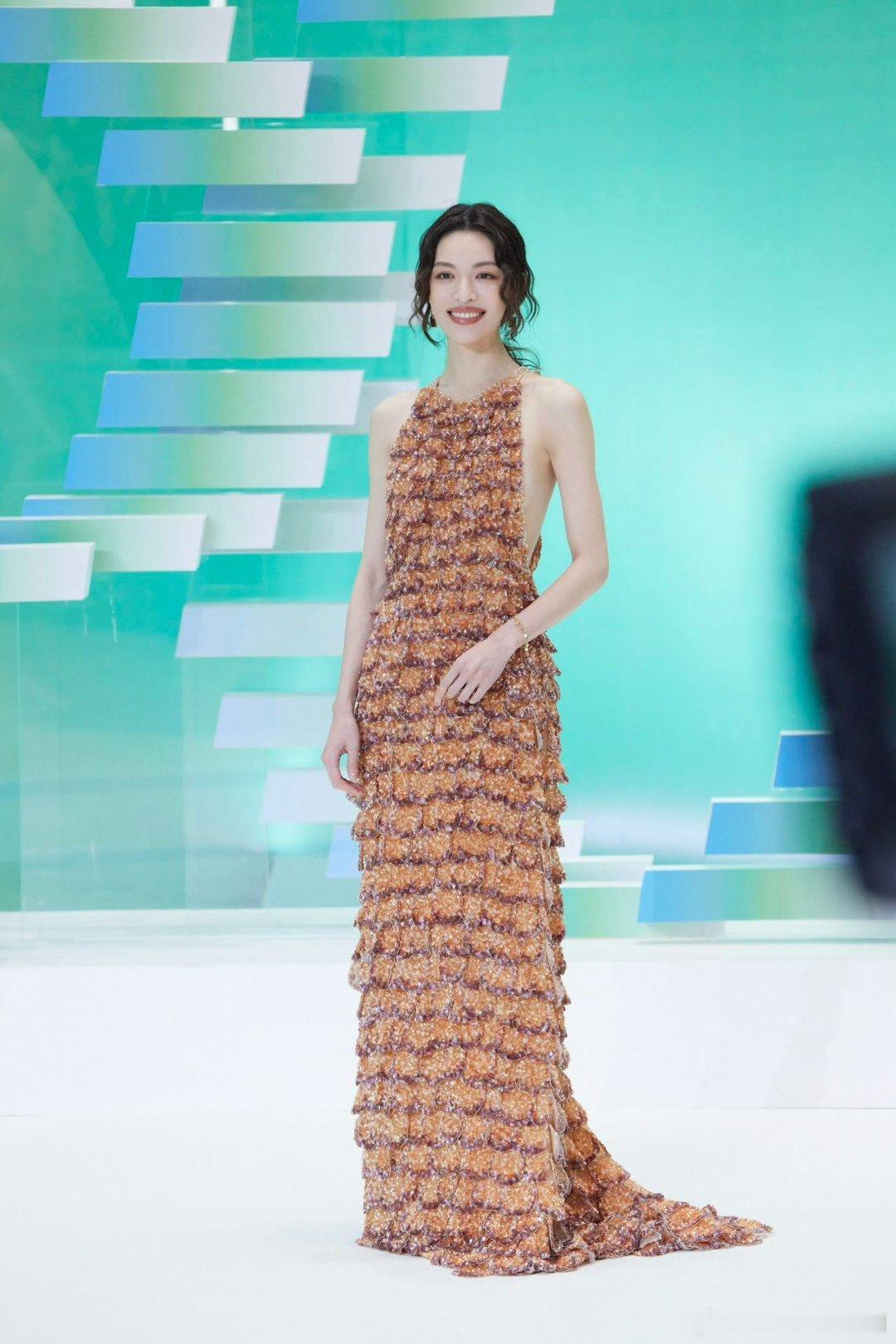 钟楚曦名品身段白玉兰红毯上她像“长身玉立”的代名词，健美有力量感，脸蛋状态在线
