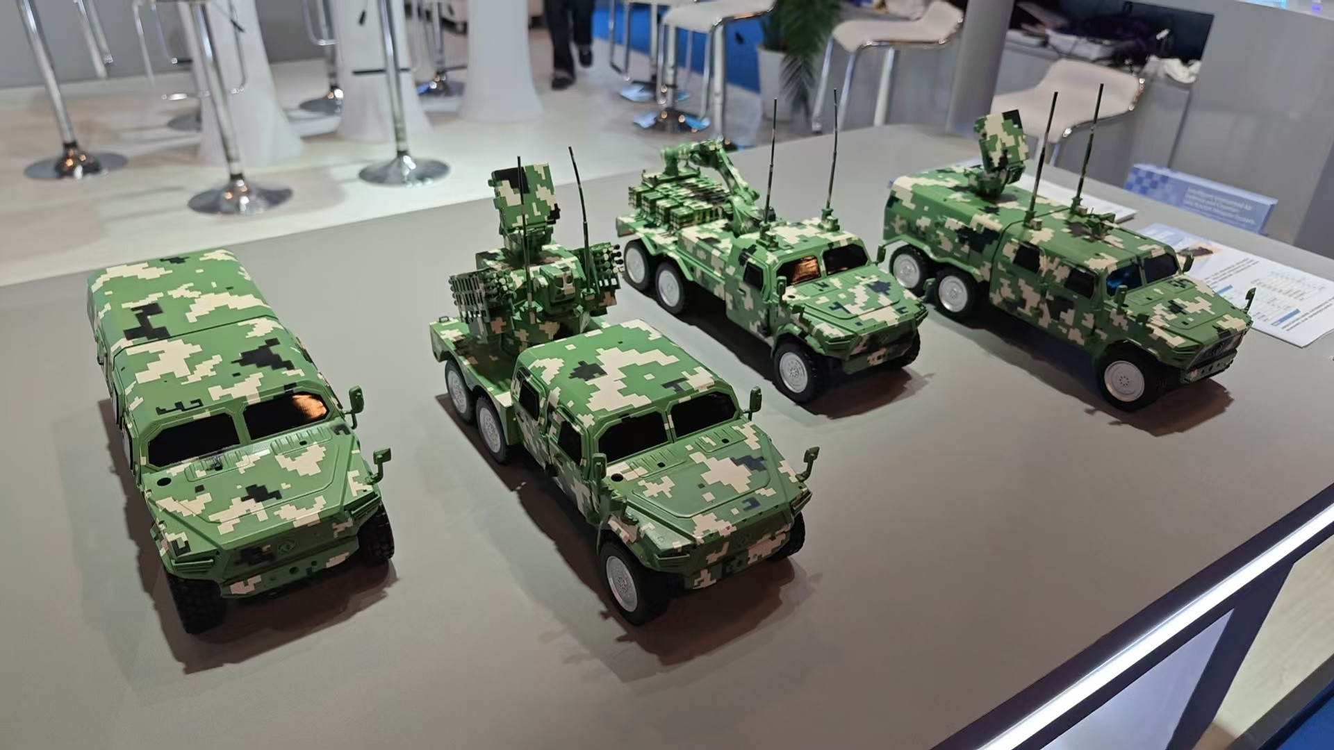 #全球武器装备盘点#2026中国国际国防电子展览会上展示的一看全系统车辆均采用“猛士”6X6轮式高机