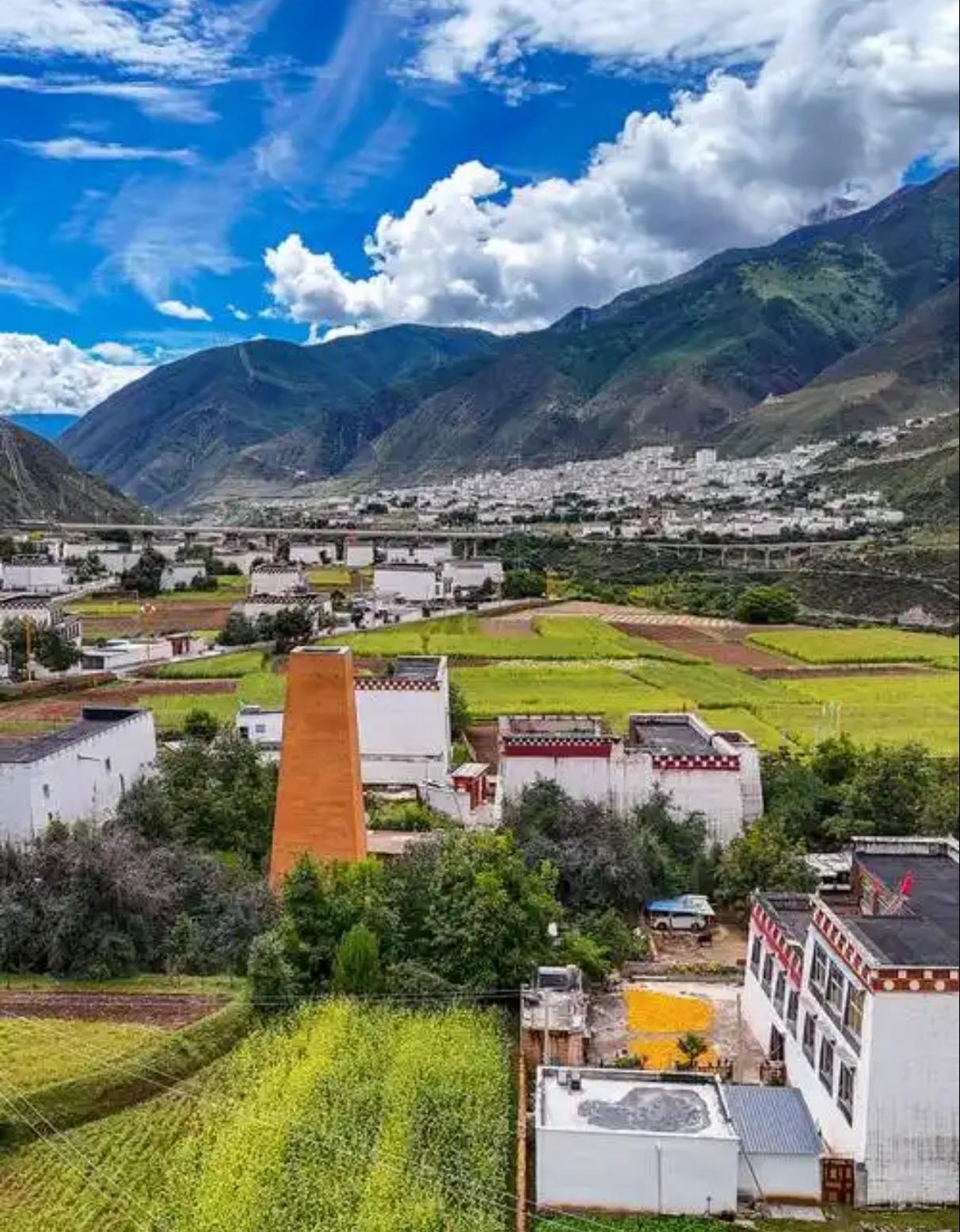 甘孜乡城，藏着独一份的高原温婉风骨。最动人莫过于散落河谷的白色藏房，依山傍水错落