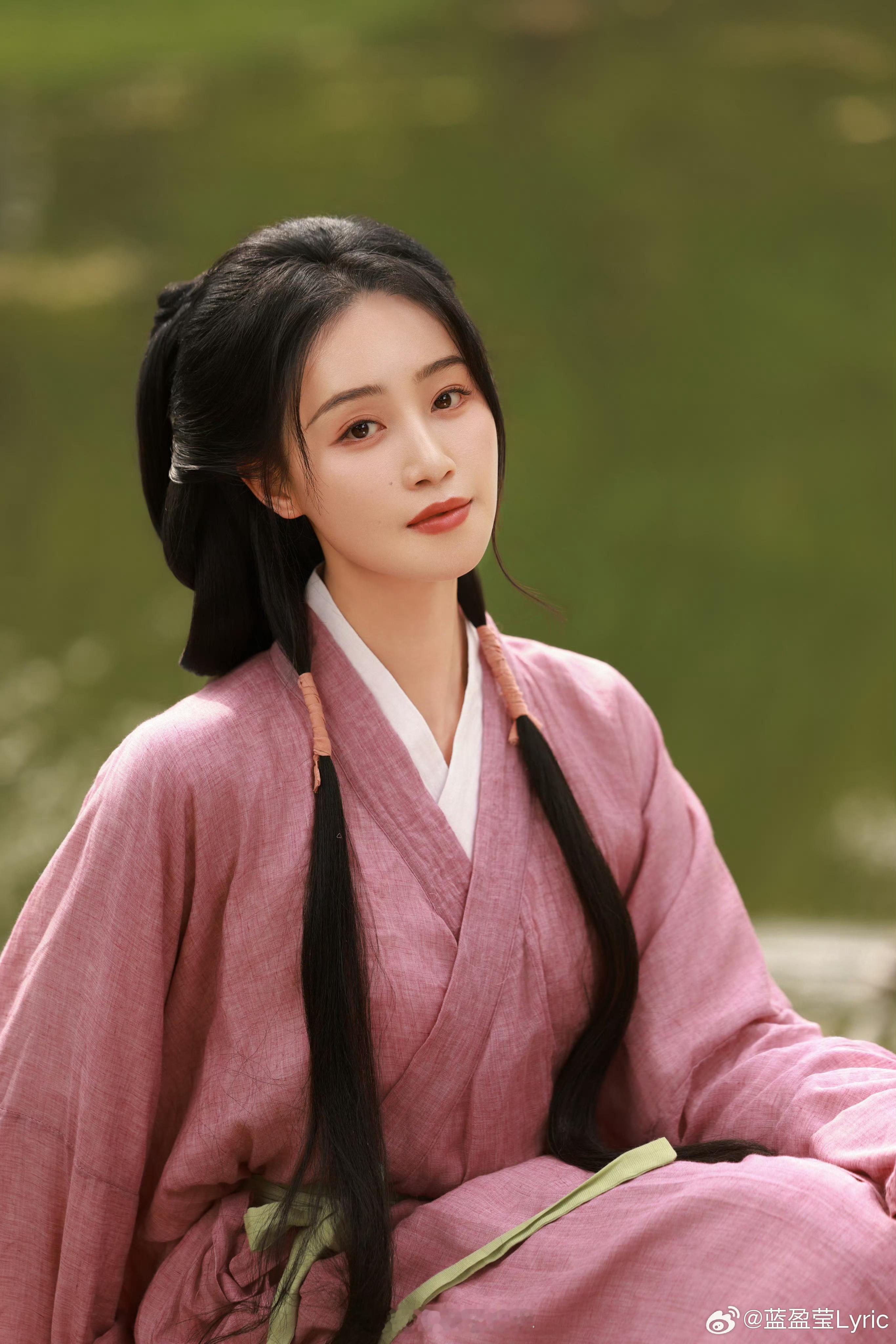 蓝盈莹生万物红棉袄造型更新美丽照片[比心]粉紫色汉服衬得姐姐温婉又灵动，发