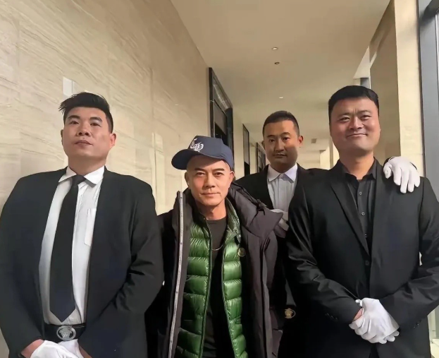 郭富城到底多高站在保镖身边就像一个小孩，好在他是明星，有钱又有颜，不然在村里只