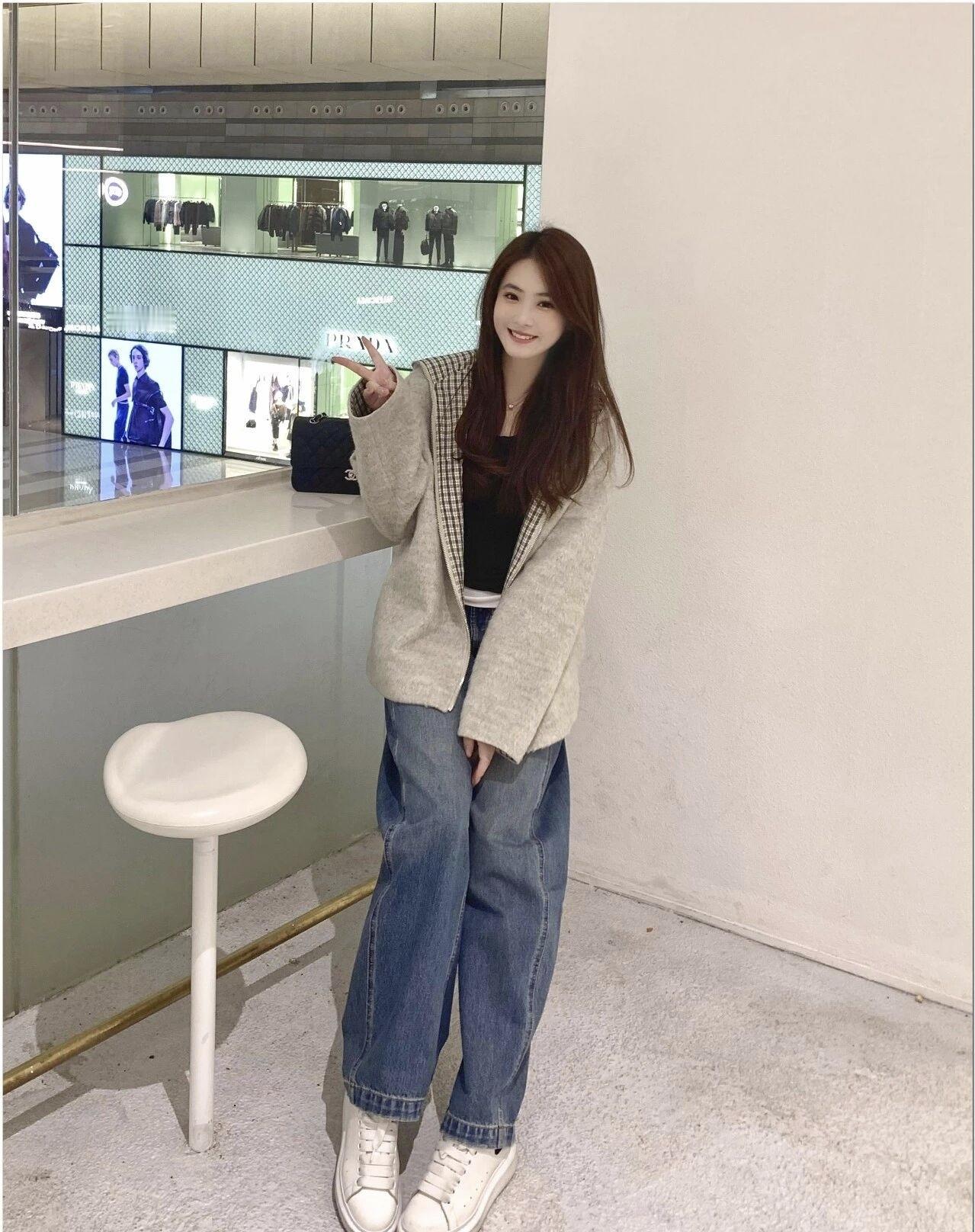 逛街的快乐，是和Prada同框的松弛感呀✨