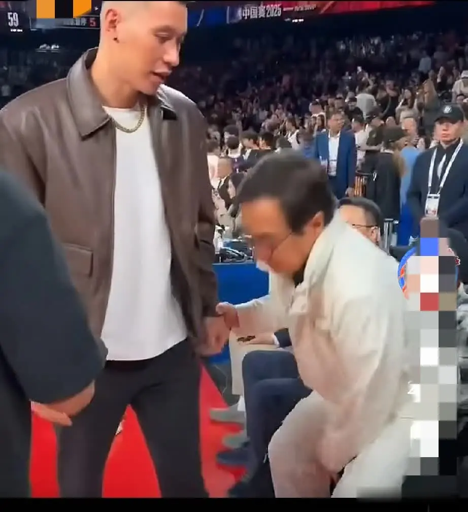 现阶段，能让著名大明星成龙大哥专门起身一起合影的人，估计没有几个！NBA中