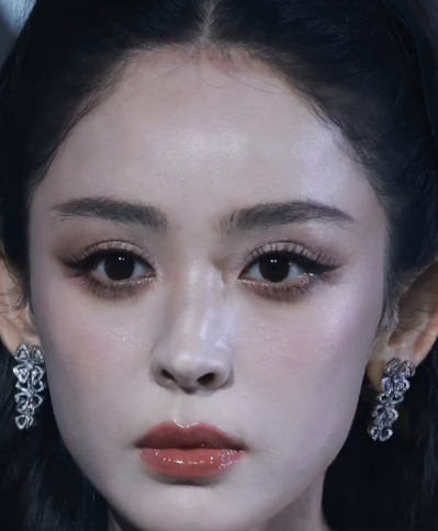 这才是现实里看到的古力娜扎，生到卡粉都看得见​​​