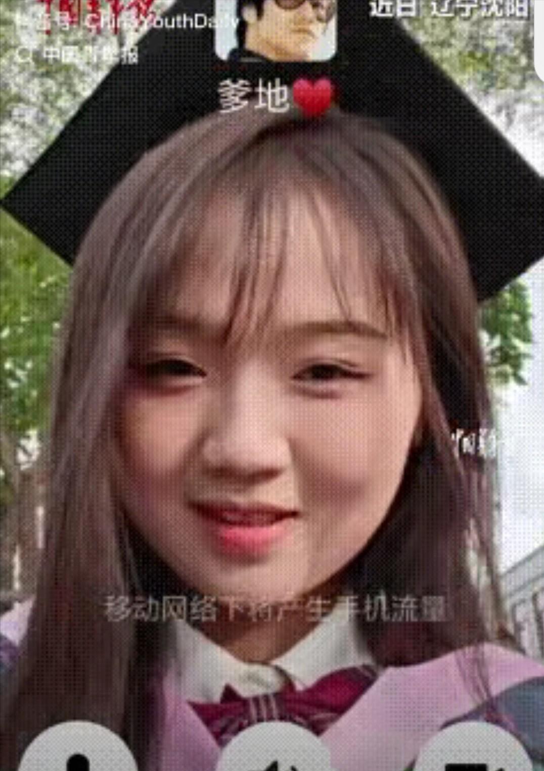 破防了！辽宁沈阳一女生大学毕业拍照，她穿上学士服后，就想着给爸爸妈妈打视频分享自