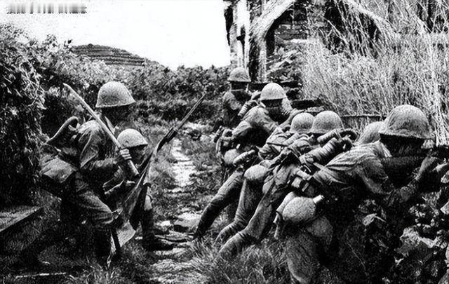 1943年，日寇把许如梅绑在村口的大树上，赶来附近的群众围观。不料，当敌人无耻地