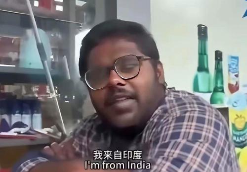 最近在海外社交平台上，一个在华求学的印度留学生火了。他对着镜头没什么铺垫，直接撂