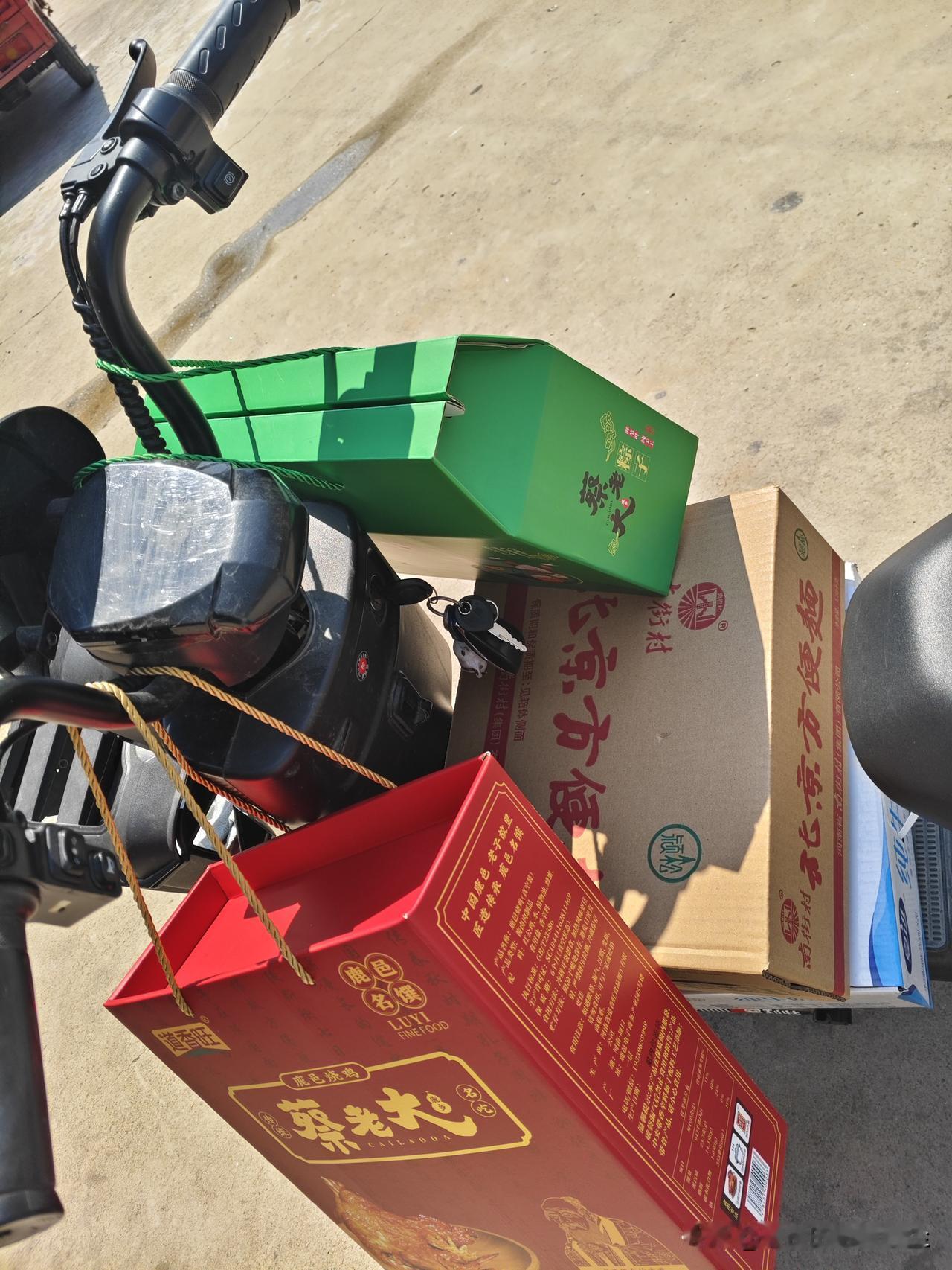 我爹真的糊涂了昨天去给爹送粽子，我爹竟然站在离我爹家门口几十米远的马路接我。