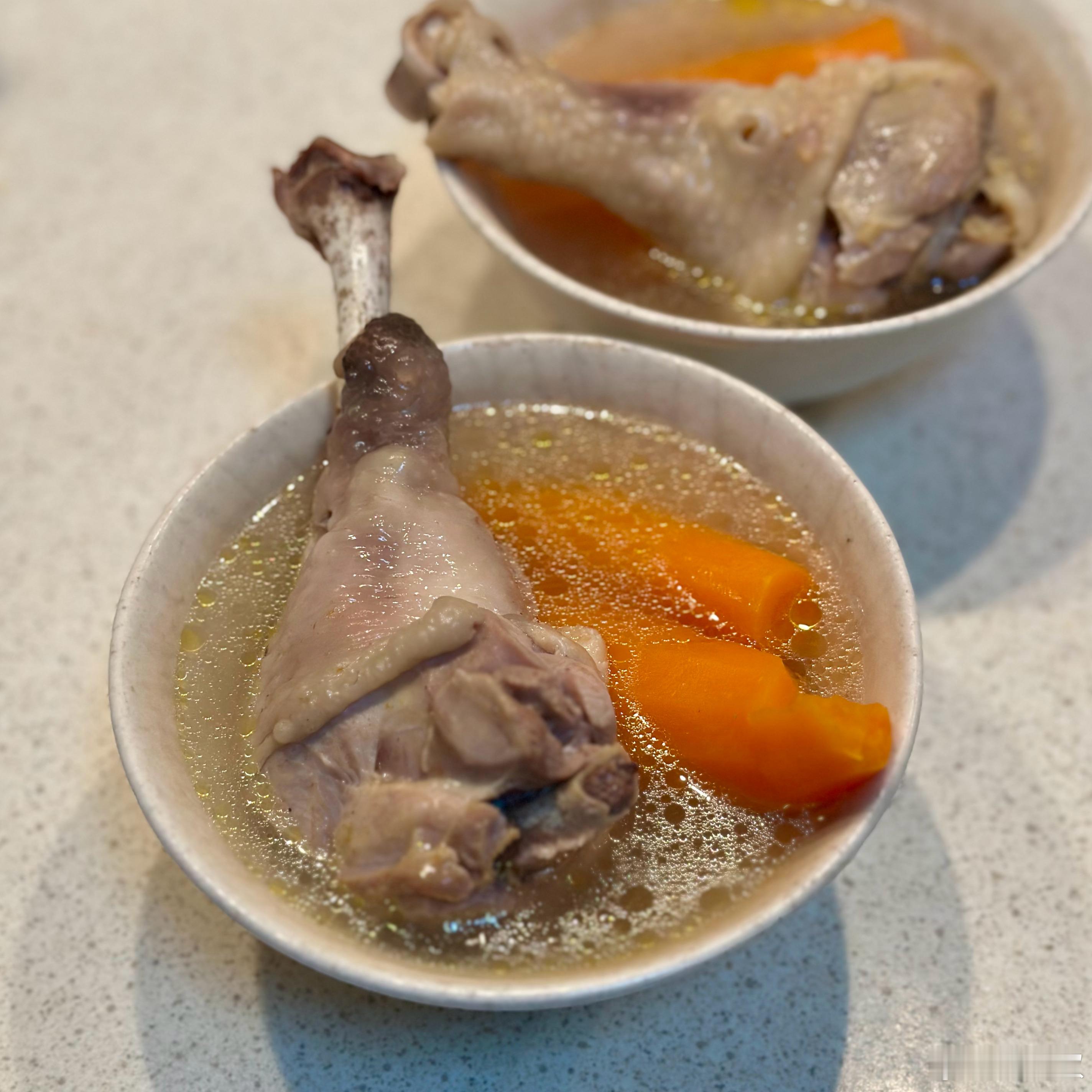 中午回家自己做饭，只摄入了极少的油。为晚餐争取到了吃带皮鸡腿的资格，还得是自己做
