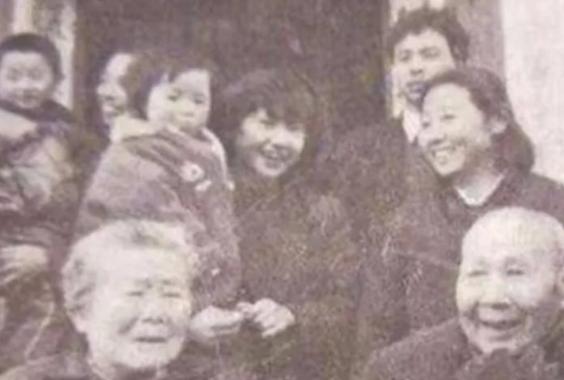 1987年，70岁蒋红英与小超市店主唠嗑，得知店主爷爷当红军经历时，心里咯噔一下