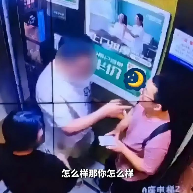近日，长沙金烨融府小区。樊先生坐电梯回家，里头有人抽烟，樊先生好心提醒了一句。谁