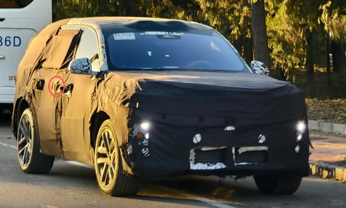 昨天有网友拍到了更加细节一些的26款焕新理想L9伪装车，我发现几个更新的点1️⃣